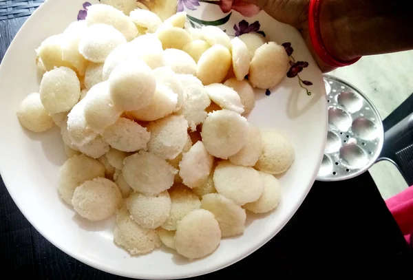 라바 idli 또는 라바 를 만드는 것은 인기있는 남인도 브레이크 파스입니다 — 스톡 사진