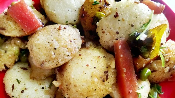 Hacer rava idli o rava ociosamente es un popular desayuno del sur de la India —  Fotos de Stock