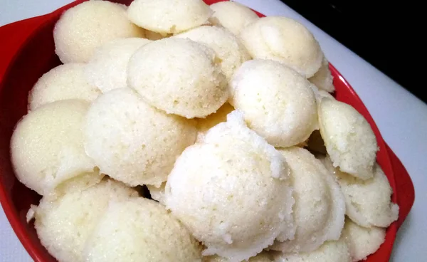 Rava idli oder rava untätig machen ist ein beliebtes südindisches Frühstück — Stockfoto