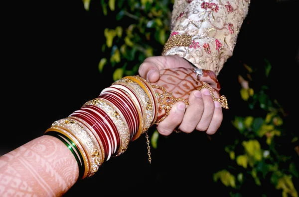 Braut & Bräutigam Hand in Hand bei indischer Hochzeit — Stockfoto