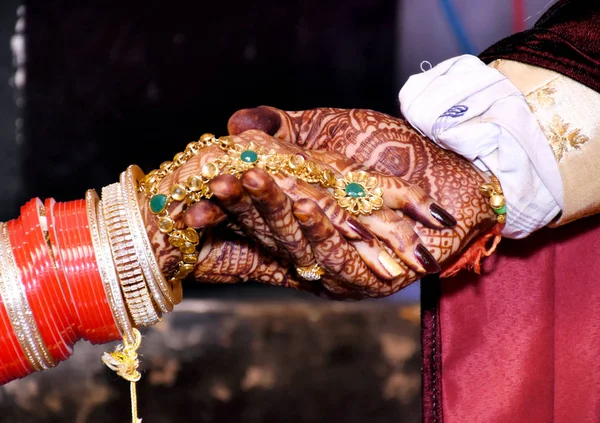 Bruid & bruidegom Hand' samen in Indiase bruiloft — Stockfoto