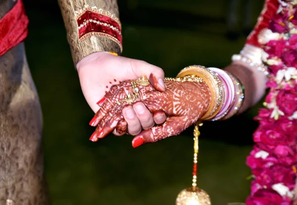 Nevěsta & ženich ruku "společně v indická svatba — Stock fotografie