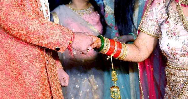 Наречена & нареченого руку "разом в індійські весільні — стокове фото