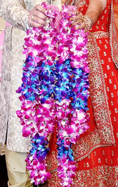 Bruden och brudgummen på indiska bröllop kransar eller Jaimala ceremoni — Stockfoto