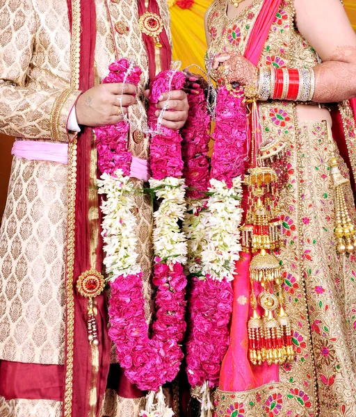 La novia y el novio en las guirnaldas de boda indias o la ceremonia de Jaimala —  Fotos de Stock