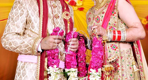 The bride and groom at the Indian wedding garlands or Jaimala ceremony — Stock Photo, Image