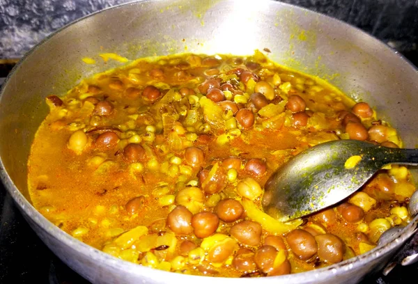 查纳马萨拉 - 辣鹰嘴豆咖喱,印度迪什鹰嘴豆浸泡在洋葱番茄肉汁的床上. — 图库照片