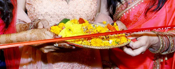 Indiska bröllop rituella välkomstceremoni — Stockfoto