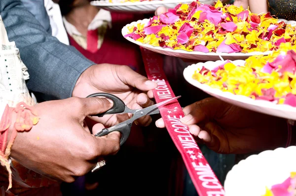 Fita de corte em casamento indiano Ritual Cerimônia de boas-vindas — Fotografia de Stock