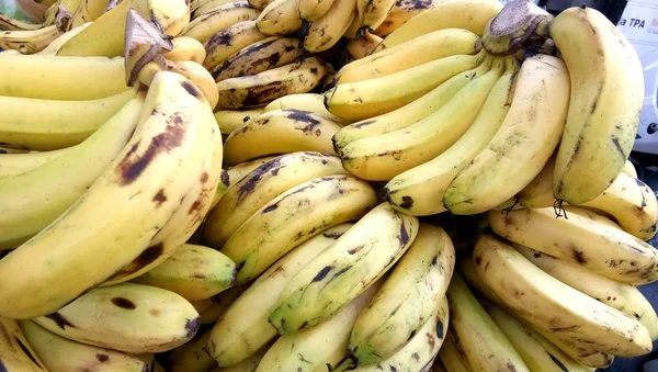 Bunch Of Fresh Bananas At A Street Market In India.These bananas are mature and ready to be eaten. Banana is a food rich of energy. — Stock Photo, Image