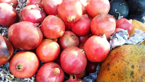 Montón de granada para la venta en el mercado —  Fotos de Stock