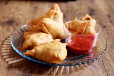 Veg Samosa - maida ve patates püresi, bezelye ve baharat dolum net dış tabakası olan gevrek ve baharatlı Hint üçgen şeklinde çerez olduğunu.