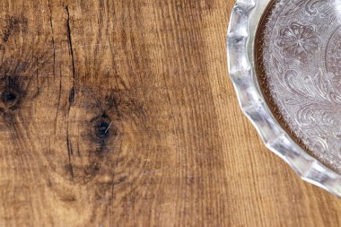 Boşluk ile ahşap masa üzerinde Gümüş plaka