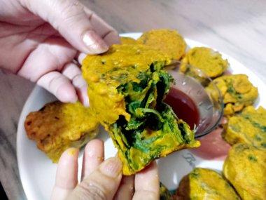 Patra veya Paatra veya Alu Vadi popüler bir maharashtrian ve Gujrati snack tarifi colocasia yaprakları, pirinç unu ve tatlandırıcılar baharat, demirhindi ve jaggery, seçici odak kullanılarak yapılır