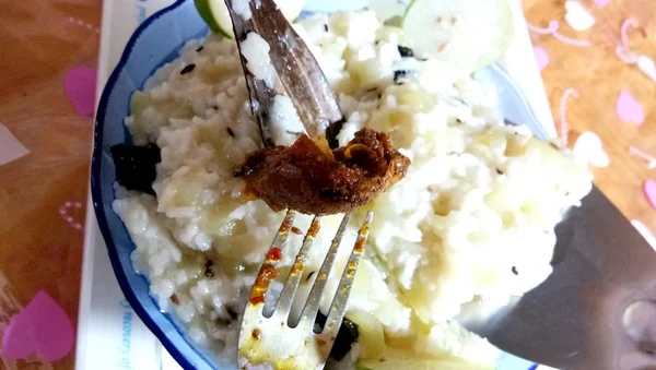 Aujhi é uma receita de refeição vegetariana de uttarpradesh. Arroz branco com cabaça de garrafa e picles — Fotografia de Stock