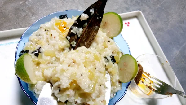 Aujhi é uma receita de refeição vegetariana de uttarpradesh. Arroz branco com cabaça de garrafa e picles — Fotografia de Stock