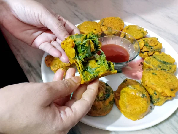 Patra veya Paatra veya Alu Vadi popüler bir maharashtrian ve Gujrati snack tarifi colocasia yaprakları, pirinç unu ve tatlandırıcılar baharat, demirhindi ve jaggery, seçici odak kullanılarak yapılır