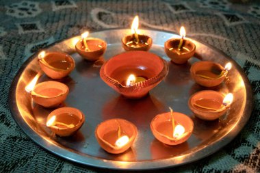 Hindu r için el veya mum ile yanan diyas makro çekim