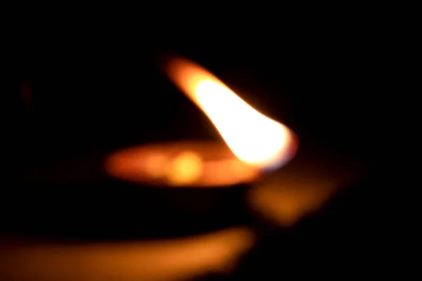 Lámparas de diya de arcilla tradicionales difuminadas encendidas durante la celebración de diwali — Foto de Stock