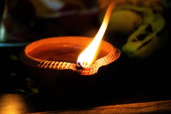 Irdene Diwali-Lampen erhellen anlässlich des Diwali in Indien. — Stockfoto