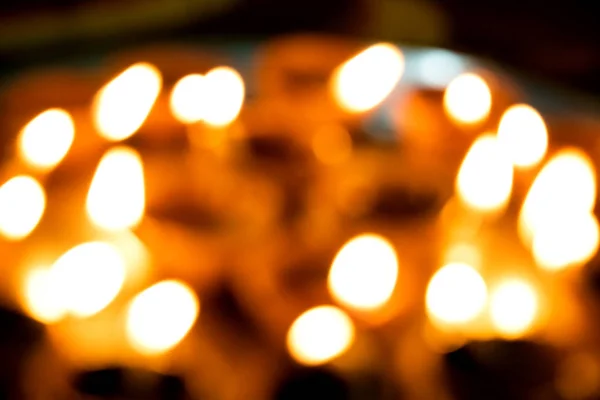 디왈리 힌두교 종교 축제를 위해 손으로 또는 촛불을 밝히는 디야의 흐릿한 매크로 샷. 이 다채로운 흙 냄비는 기름과 면 심지를 가볍게 유지합니다. — 스톡 사진