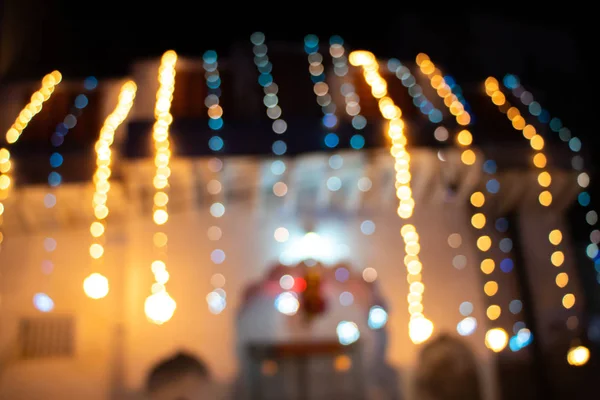 Fondo bokeh abstracto de luz por desenfoque o desenfocado en el uso de elementos de luz para fondo o fondo de pantalla en la celebración del matrimonio de Navidad diwali año nuevo —  Fotos de Stock