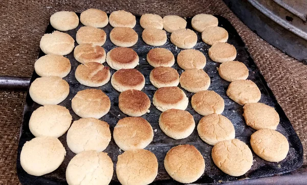 Biscuits fraîchement cuits sur plateau à Indian Shop — Photo