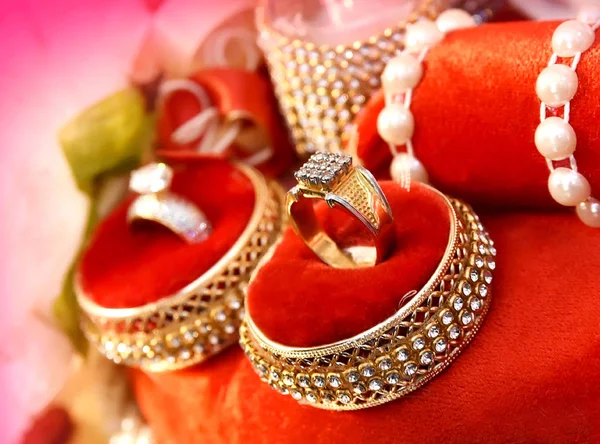 Közelkép a dobozban thai esküvő esküvői gyűrű. — Stock Fotó