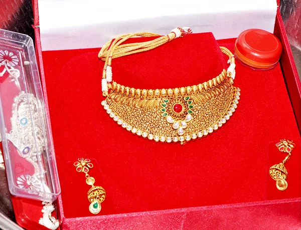 Bride\'s Jewelery in Indian Wedding