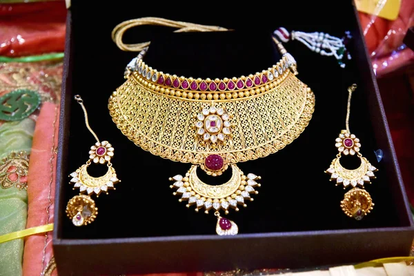 Brudens smycken i indiska bröllop — Stockfoto