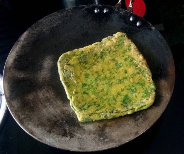 Palak Paratha / peynir parantha / roti / chapati Pakistan, Kuzey Hindistan. Patates püresi dolgulu patates püresi, merdane ve rosto ile rulo atta hamur. Hint mezesi dal Makhani ile servis yapın.