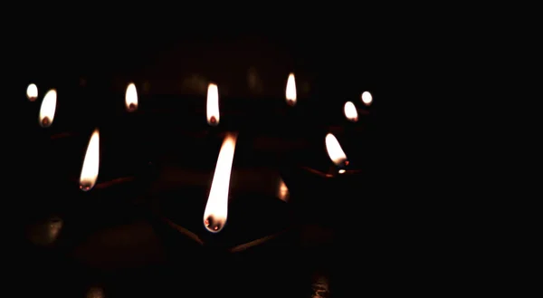 Groupe de diya dans le temple avec éclairage pour la prière sur Diwali Festival en Inde — Photo