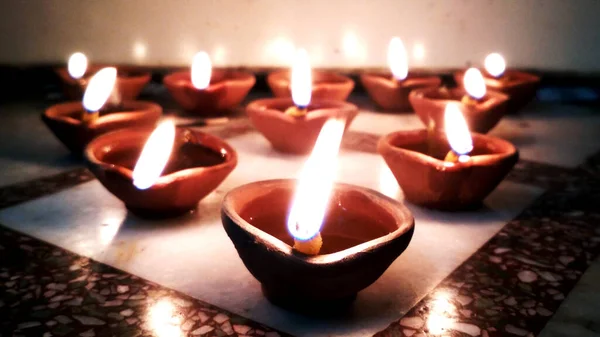 Groep van diya in tempel met verlichting voor gebed op Diwali Festival in India — Stockfoto