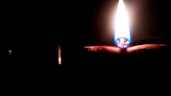 Close up immagine di un illuminato argilla diya o lampada sul pavimento su Diwali - un festival indù indiano di luci isolate su sfondo nero . — Foto Stock