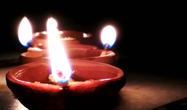 Groep van diya in tempel met verlichting voor gebed op Diwali Festival in India — Stockfoto