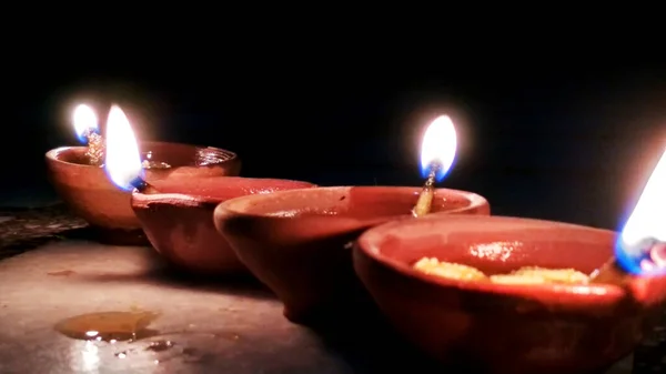 Groep van diya in tempel met verlichting voor gebed op Diwali Festival in India — Stockfoto