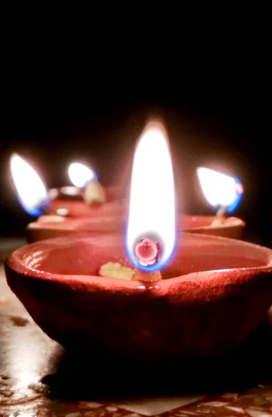 Groep van diya in tempel met verlichting voor gebed op Diwali Festival in India — Stockfoto
