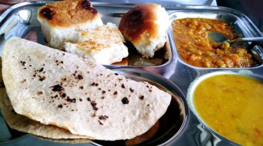 Pav Bhaji Hint, Kalın ve baharatlı sebze körisi, kızarmış ve yumuşak ekmekli / Bun Paav ve tereyağlı bir fast food yemeği.