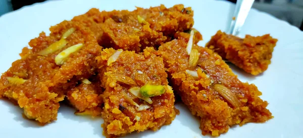 Hausgemachte Karotten Halwa Traditionelle Indische Süßigkeit Auf Weißem Teller — Stockfoto