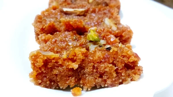 Zelfgemaakte Wortel Halwa Traditionele Indiaanse Zoete Witte Plaat — Stockfoto