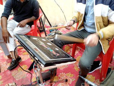 Hisar, Haryana, Şubat 2020: Dini programda elektronik davul çalan adam