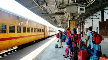 Ludhiana, Punjab, Hindistan, 14 Haziran 2020: Ludhiana tren istasyonunda yolcu