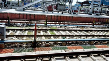 Ludhiana, Punjab, Hindistan, 14 Haziran 2020: Ludhiana Tren İstasyonu 'ndaki raylar ve platformlar