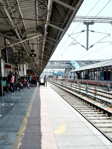 Ludhiana Punjab Índia Junho 2020 Passageiros Plataformas Estação Ferroviária Ludhiana — Fotografia de Stock