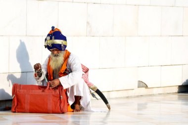 Amritsar, Hindistan - 3 Aralık 2019: Amritsar, Punjab, Hindistan 'daki Altın Tapınağı ziyaret eden tanımlanamayan sih adam. Sih hacılar bu kutsal yerde dua etmek için Hindistan 'ın her yerinden geliyorlar..