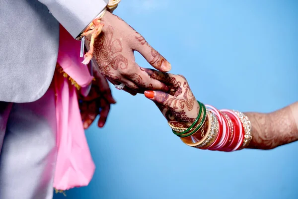 Νύφη Γαμπρός Χέρι Του Μαζί Στην Ινδική Γάμου — Φωτογραφία Αρχείου