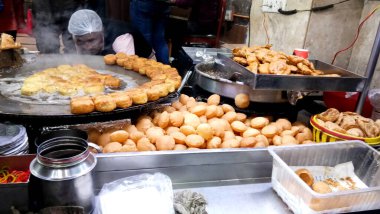 Lucknow, Hindistan - Kasım 2019. Aloo tikki (kızarmış patates pirzolası), ünlü Hint sokak yemeği..