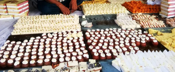Gurugram Haryana Indie Kwiecień 2019 Słodycze Indyjskie Mithai Tacy — Zdjęcie stockowe