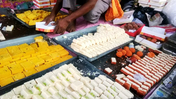 Gurugram Haryana India 2019 Április Indiai Édességek Mithai Tálcán — Stock Fotó