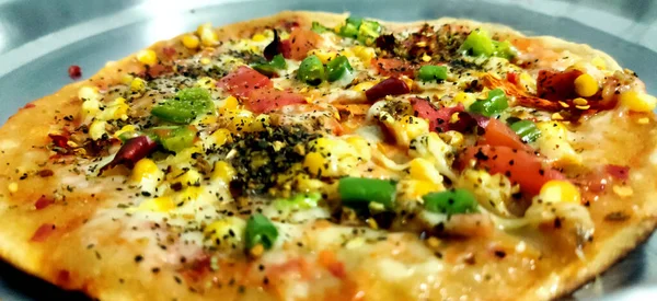 Smaklig Hemlagad Italiensk Färsk Läcker Pizza Med Tomat Capsicum Med — Stockfoto